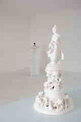 leda (p7-2009) · 2009 · ceramic, white glazing · h 70 cm x Ø 43 cm · photo: ludger paffrath
