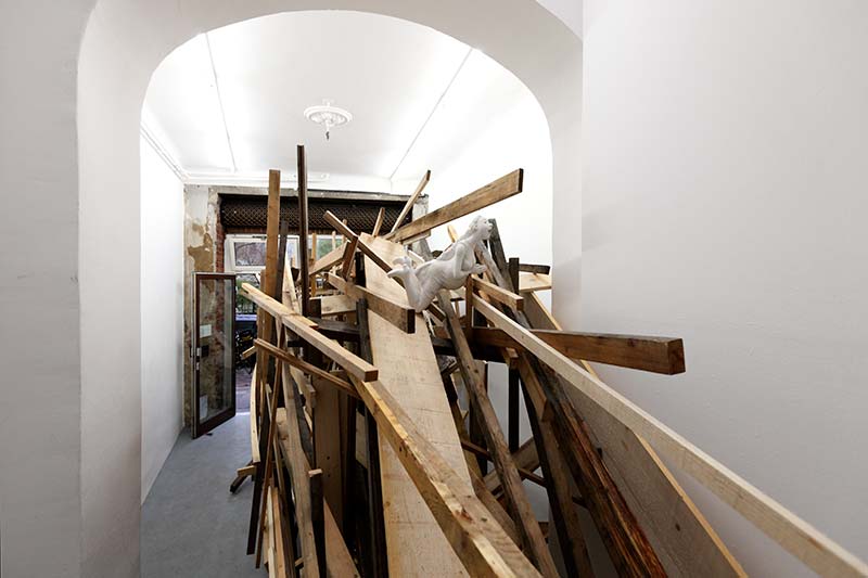 Sturm und Bedrängnis · Caro Suerkemper und Matthäus Thoma · Installation in der Galerie Gilla Lörcher · Berlin 2013 · (photo: Cordia Schlegelmilch)